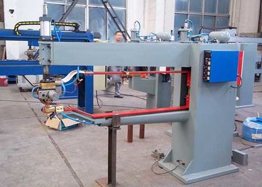 La machine automatique adaptée aux besoins du client de soudage par résistance pour le réservoir d'eau oblique arment vers le bas
