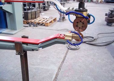 La machine automatique adaptée aux besoins du client de soudage par résistance pour le réservoir d'eau oblique arment vers le bas